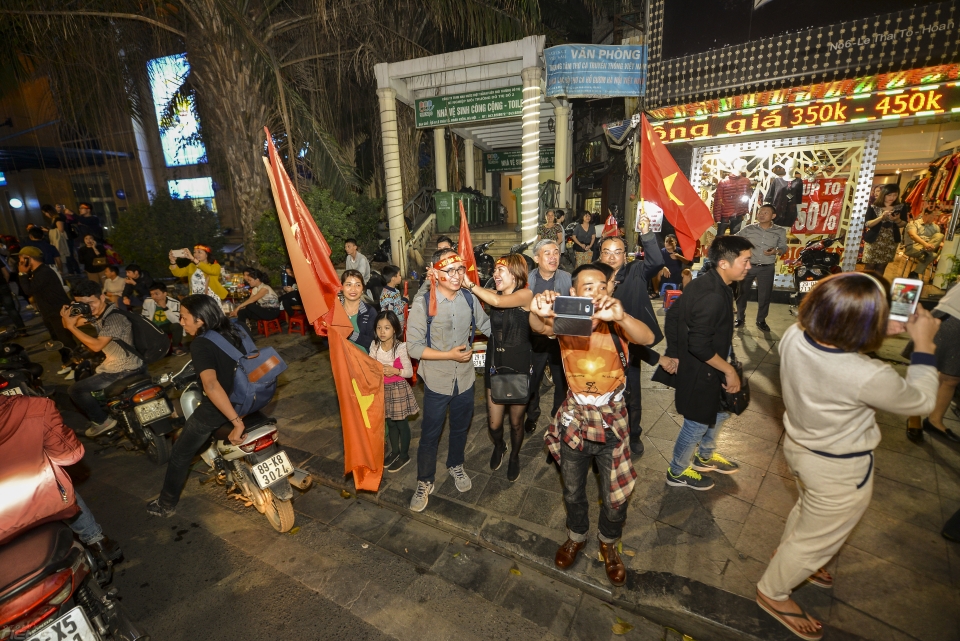 giao thong ha noi kin dac nguoi sau chien thang nghet tho cua doi tuyen u23 viet nam