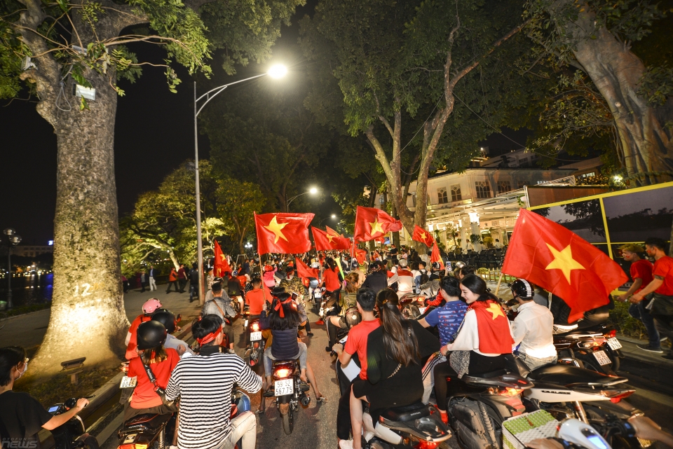 giao thong ha noi kin dac nguoi sau chien thang nghet tho cua doi tuyen u23 viet nam