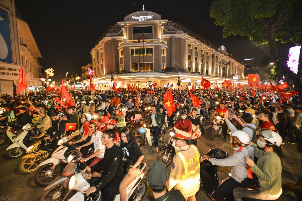 giao thong ha noi kin dac nguoi sau chien thang nghet tho cua doi tuyen u23 viet nam