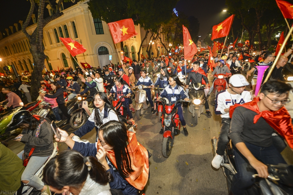 giao thong ha noi kin dac nguoi sau chien thang nghet tho cua doi tuyen u23 viet nam