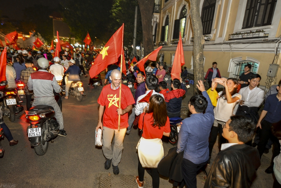giao thong ha noi kin dac nguoi sau chien thang nghet tho cua doi tuyen u23 viet nam