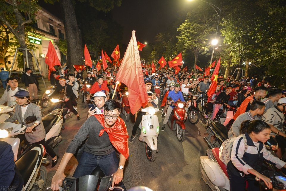 giao thong ha noi kin dac nguoi sau chien thang nghet tho cua doi tuyen u23 viet nam