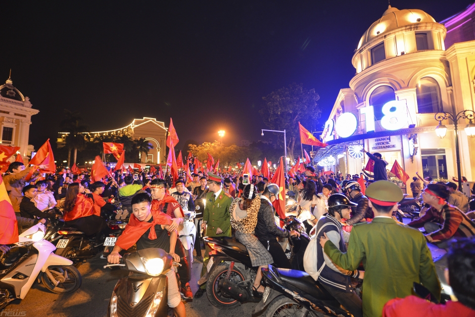 giao thong ha noi kin dac nguoi sau chien thang nghet tho cua doi tuyen u23 viet nam