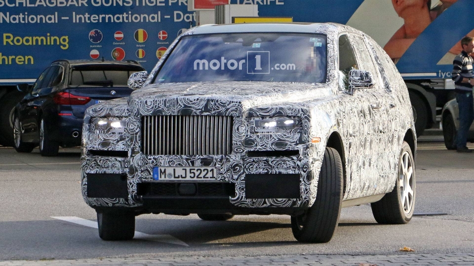 Xe gầm cao Rolls Royce Cullinan sẽ ra mắt vào mùa hè này xe gam cao rolls royce cullinan se ra mat vao mua he nay