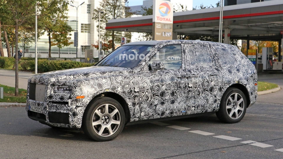 Xe gầm cao Rolls Royce Cullinan sẽ ra mắt vào mùa hè này xe gam cao rolls royce cullinan se ra mat vao mua he nay