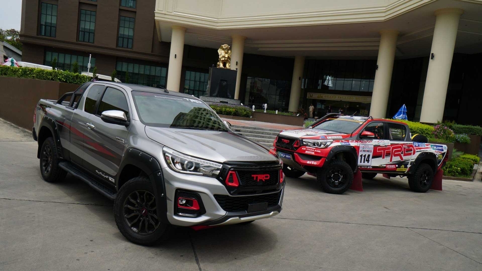 Bán tải Toyota Hilux "lột xác" với bản độ Black Rally Edition ban tai toyota hilux lot xac voi ban do black rally edition