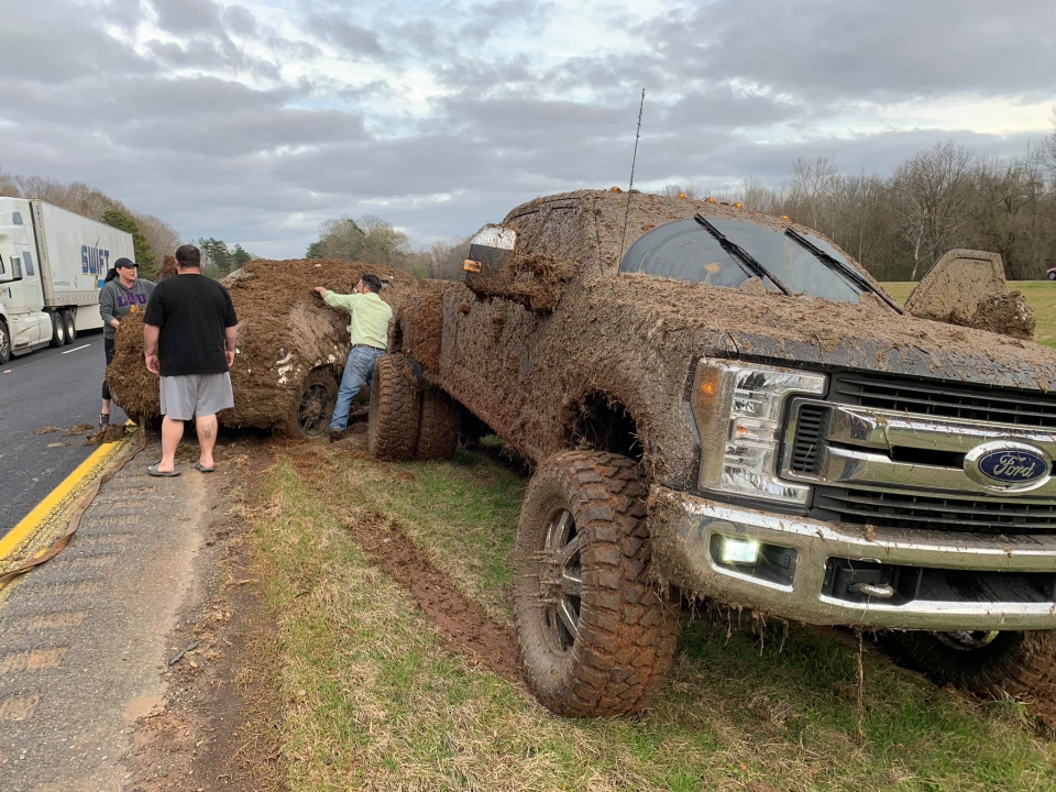 Xem bán tải "khủng" Ford F-350 Super Duty cứu hộ Toyota Tundra xem ban tai khung ford f 350 super duty cuu ho toyota tundra