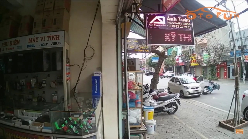 Nữ tài xế mở cửa xe không quan sát khiến hai học sinh bị thương
