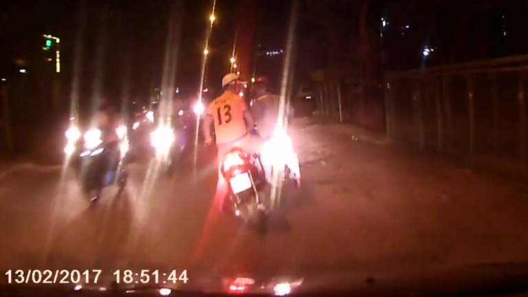 Rọi đèn pha trong phố vẫn là "vấn nạn" trong ý thức tham gia giao thông