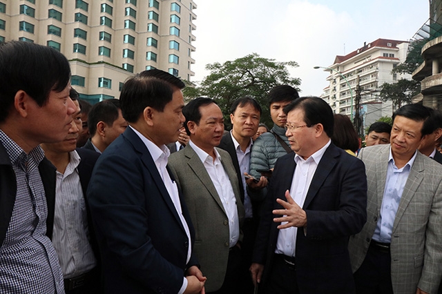 Chủ tịch UBND TP Hà Nội: Phải thu hồi hàng triệu ô tô, xe máy đã hết hạn sử dụng chu tich ubnd tp ha noi phai thu hoi hang trieu o to xe may da het han su dung