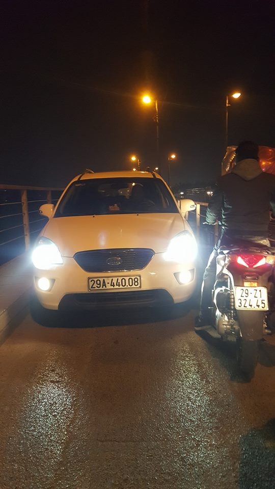 KIA Carens "thản nhiên" đi ngược chiều trên cầu Long Biên kia carens than nhien di nguoc chieu tren cau long bien