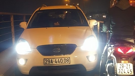 KIA Carens "thản nhiên" đi ngược chiều trên cầu Long Biên