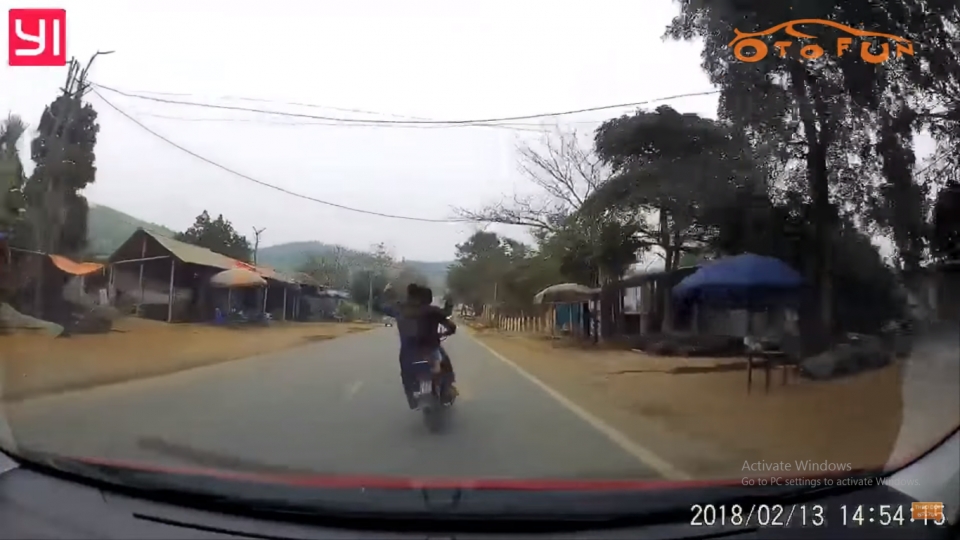 Không chú ý quan sát, hai nam thanh niên lao thẳng vào xe tải khong chu y quan sat hai nam thanh nien lao thang vao xe tai