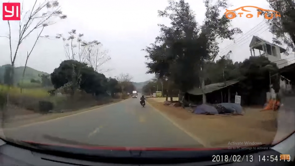 Không chú ý quan sát, hai nam thanh niên lao thẳng vào xe tải khong chu y quan sat hai nam thanh nien lao thang vao xe tai