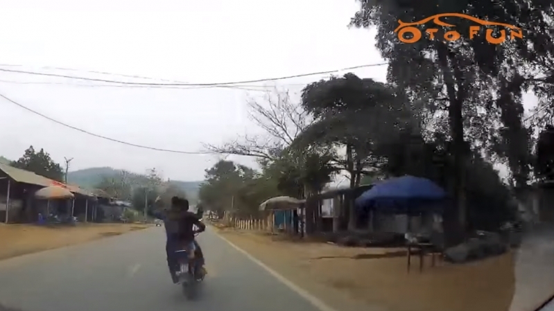Không chú ý quan sát, hai nam thanh niên lao thẳng vào xe tải