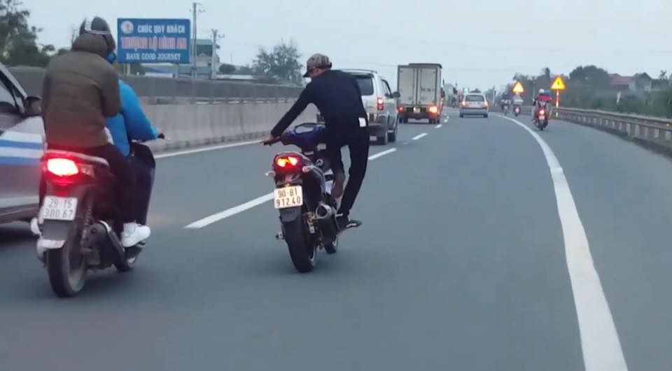 Nam thanh niên buông 2 tay lạng lách trên quốc lộ 1A gây bất bình dư luận nam thanh nien buong 2 tay lang lach tren quoc lo 1a gay bat binh du luan