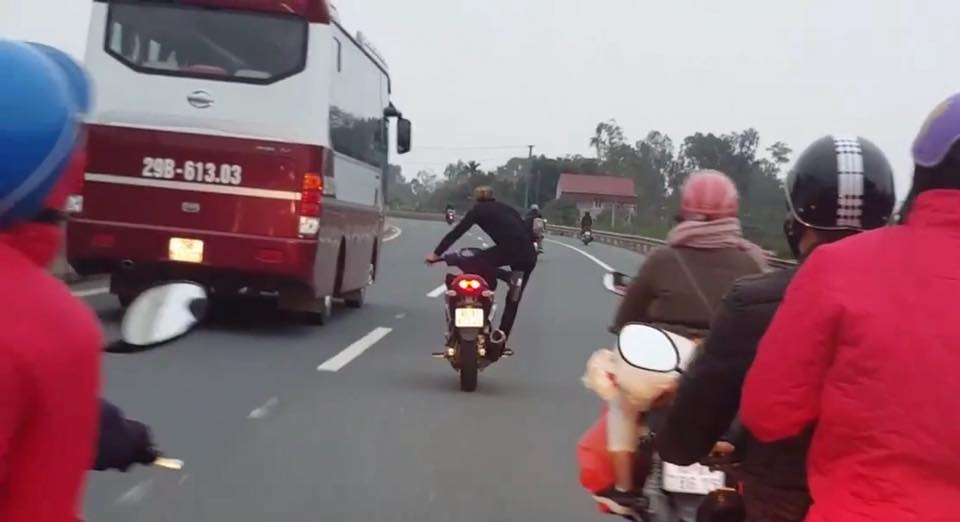 Nam thanh niên buông 2 tay lạng lách trên quốc lộ 1A gây bất bình dư luận nam thanh nien buong 2 tay lang lach tren quoc lo 1a gay bat binh du luan