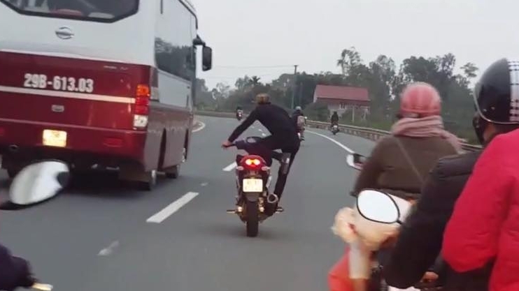 Nam thanh niên buông 2 tay lạng lách trên quốc lộ 1A gây bất bình dư luận