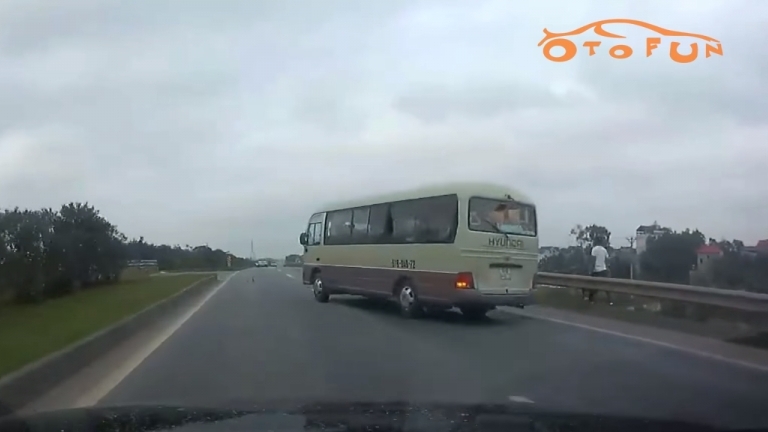 Thót tim trước tình huống vượt xe khách trên đường cao tốc