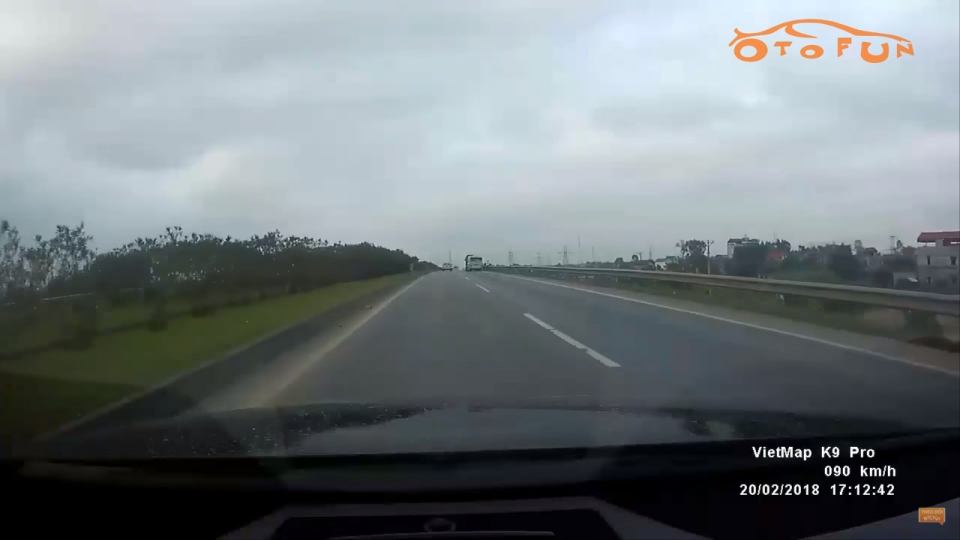 Thót tim trước tình huống vượt xe khách trên đường cao tốc thot tim truoc tinh huong vuot xe khach tren duong cao toc