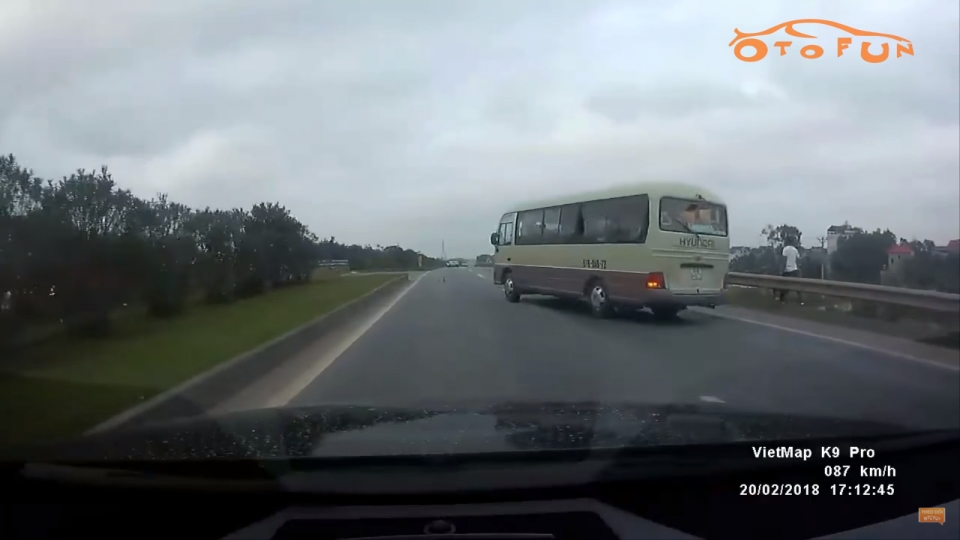 Thót tim trước tình huống vượt xe khách trên đường cao tốc thot tim truoc tinh huong vuot xe khach tren duong cao toc