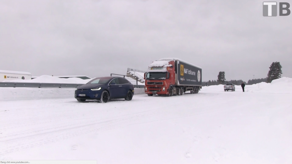 Xem Tesla Model X kéo xe tải Volvo 43 tấn băng băng trên tuyết xem tesla model x keo xe tai volvo 43 tan bang bang tren tuyet