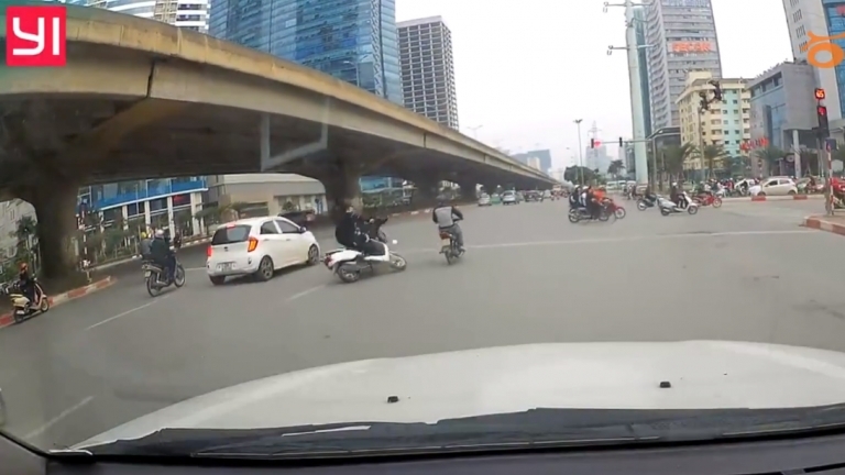Không làm chủ tốc độ, hai xe máy gây tai nạn kép tại ngã tư