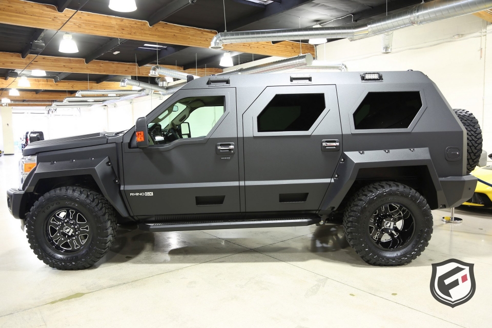 SUV "chống Zombie" Rhino GX trị giá 263.000 USD suv chong zombie rhino gx tri gia 263000 usd