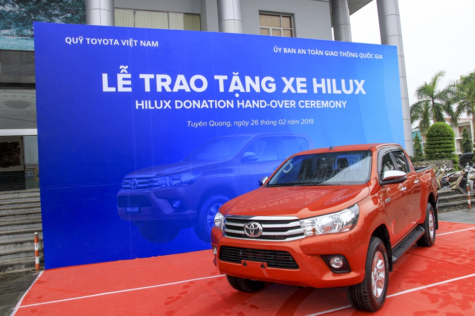 toyota viet nam tang ban tai hilux cho ban atgt tinh tuyen quang