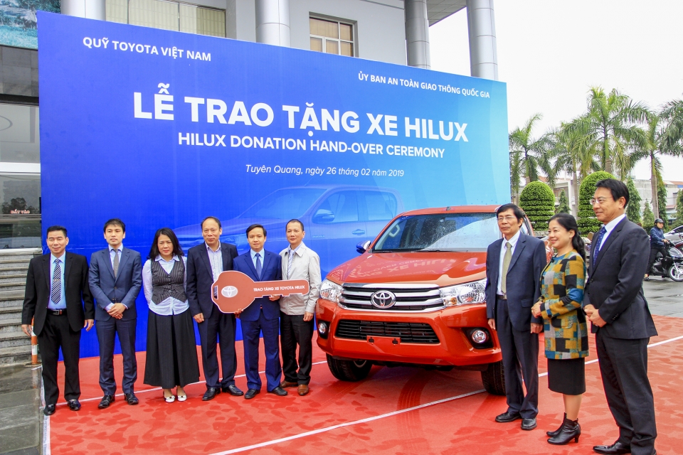 toyota viet nam tang ban tai hilux cho ban atgt tinh tuyen quang