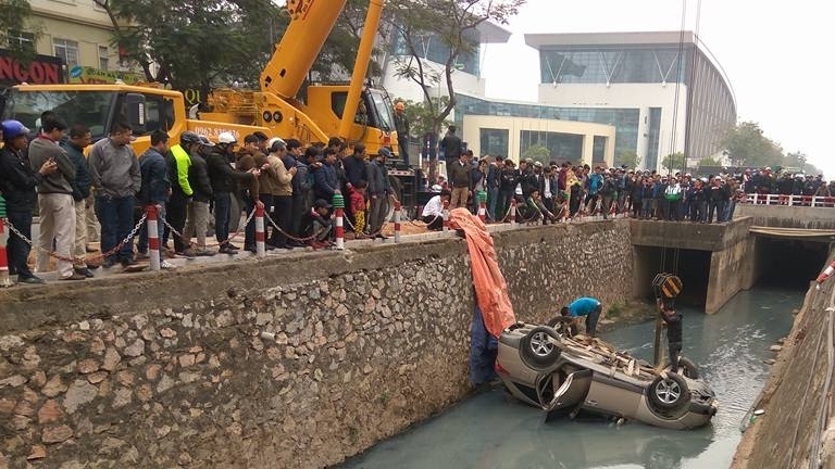 Nhầm chân ga, xe Hyundai "lộn nhào" xuống mương