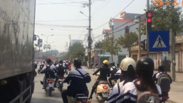 Sững sờ cảnh hàng loạt học sinh thản nhiên vượt đèn đỏ