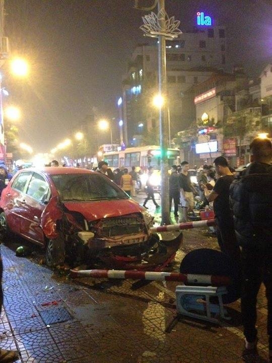 Tài xế say rượu gây tai nạn liên hoàn trên phố Nguyễn Văn Cừ tai xe say ruou gay tai nan lien hoan tren pho nguyen van cu