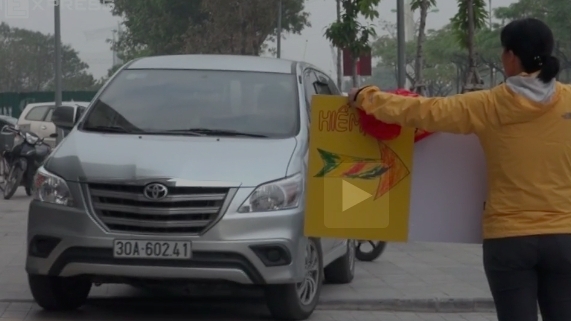 Hà Nội: Xử phạt 2 lái xe điều khiển ô tô đi trên vỉa hè