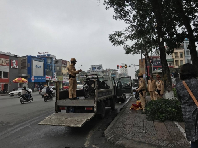 Bị xử lý, người vi phạm thách thức cảnh sát đốt xe bi xu ly vi pham thach canh sat dot hay thu xe cung duoc