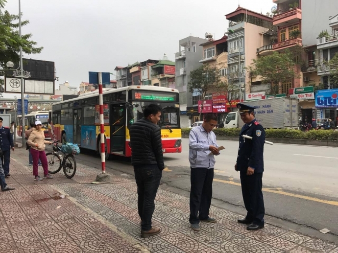 Bị xử lý, người vi phạm thách thức cảnh sát đốt xe bi xu ly vi pham thach canh sat dot hay thu xe cung duoc