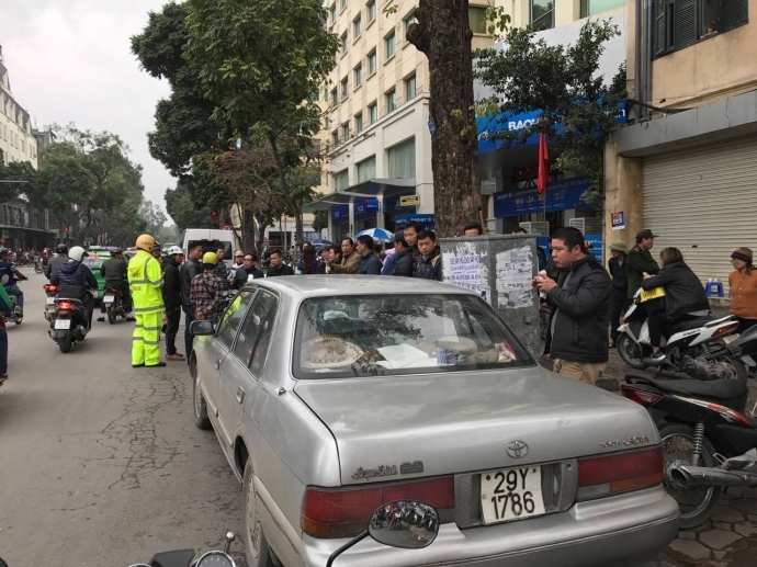 Bị xử lý, người vi phạm thách thức cảnh sát đốt xe bi xu ly vi pham thach canh sat dot hay thu xe cung duoc
