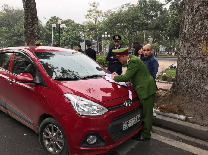 Bị xử lý, người vi phạm thách thức cảnh sát đốt xe bi xu ly vi pham thach canh sat dot hay thu xe cung duoc