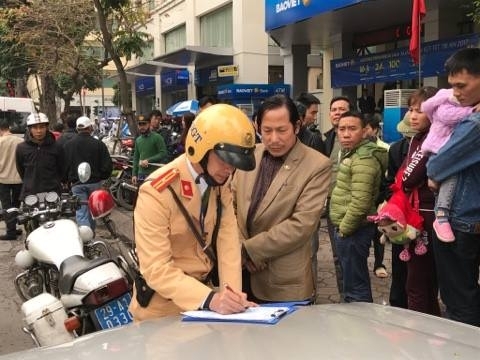 Bị xử lý, người vi phạm thách thức cảnh sát đốt xe bi xu ly vi pham thach canh sat dot hay thu xe cung duoc