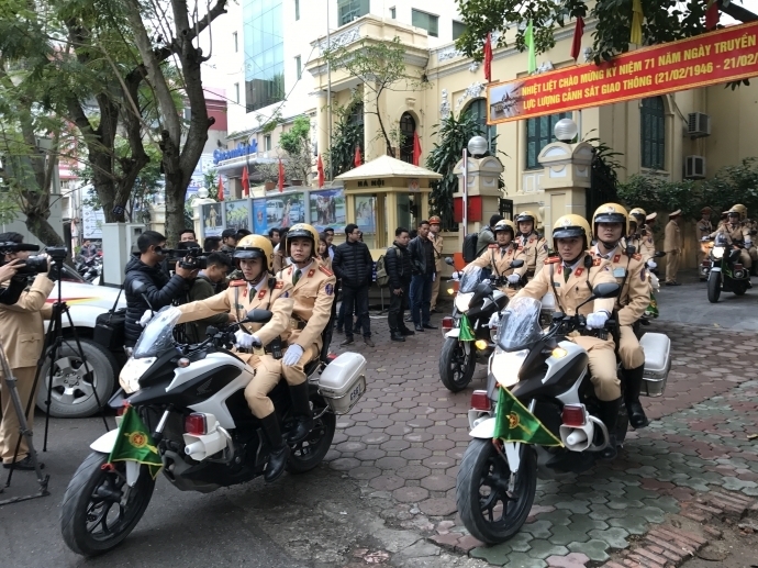 Bị xử lý, người vi phạm thách thức cảnh sát đốt xe bi xu ly vi pham thach canh sat dot hay thu xe cung duoc