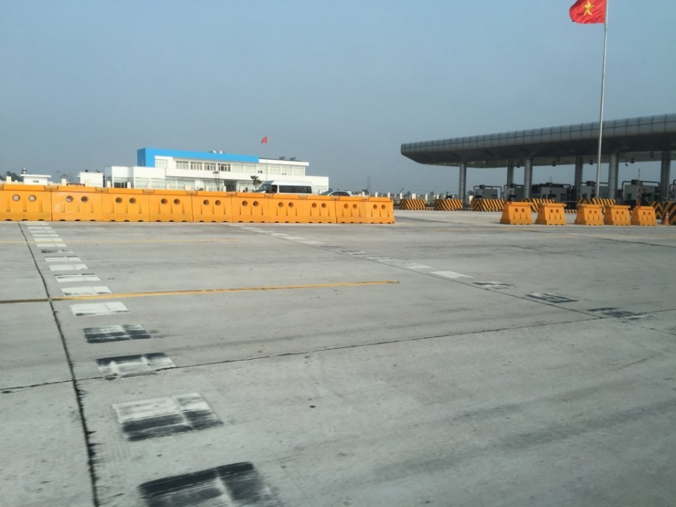 Hệ thống biển báo trên đường cao tốc - nảy sinh những bất cập he thong bien bao tren duong cao toc nay sinh nhung bat cap