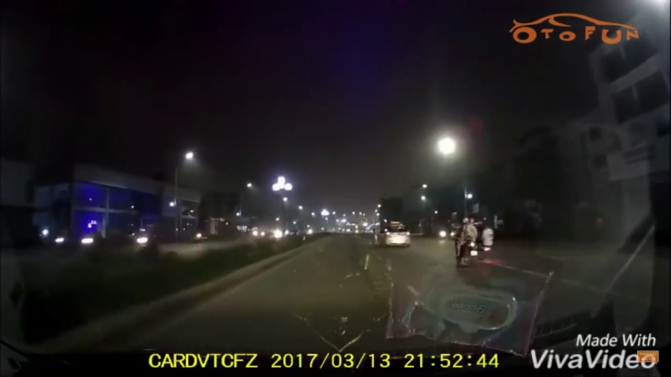 Coi thường tính mạng, nhóm thanh niên "làm xiếc" trên phố