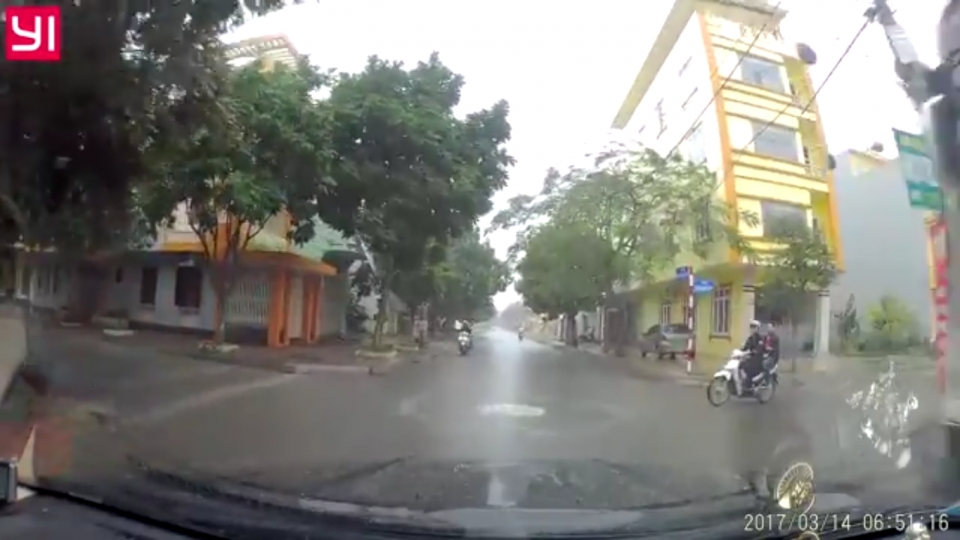 Vội vàng qua ngã tư, ô tô suýt gặp họa