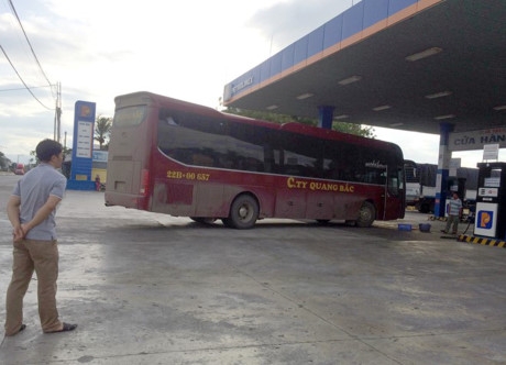 Đề nghị xử lý tài xế xe khách vừa lái xe, vừa sử dụng ĐTDĐ de nghi xu ly tai xe xe khach vua lai xe vua su dung dtdd