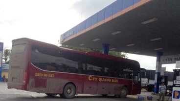 Đề nghị xử lý tài xế xe khách vừa lái xe, vừa sử dụng ĐTDĐ