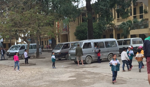 Xe ô tô hết hạn kiểm định vẫn đưa đón học sinh xe o to het han kiem dinh van dua don hoc sinh
