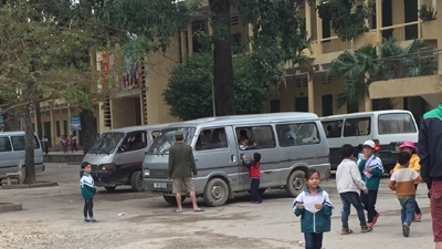 Xe ô tô hết hạn kiểm định vẫn đưa đón học sinh