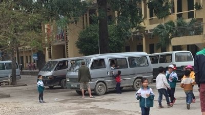 Xe ô tô hết hạn kiểm định vẫn đưa đón học sinh