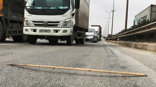 Mặt cầu Thanh Trì lại xuất hiện hằn lún, khe con giãn bong tróc nặng