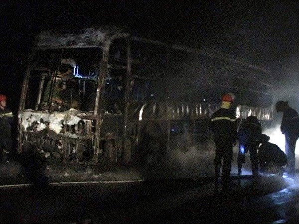 Ô tô khách cháy rụi trên quốc lộ 27C, hành khách may mắn thoát nạn o to khach chay rui tren quoc lo 27c hanh khach may man thoat nan